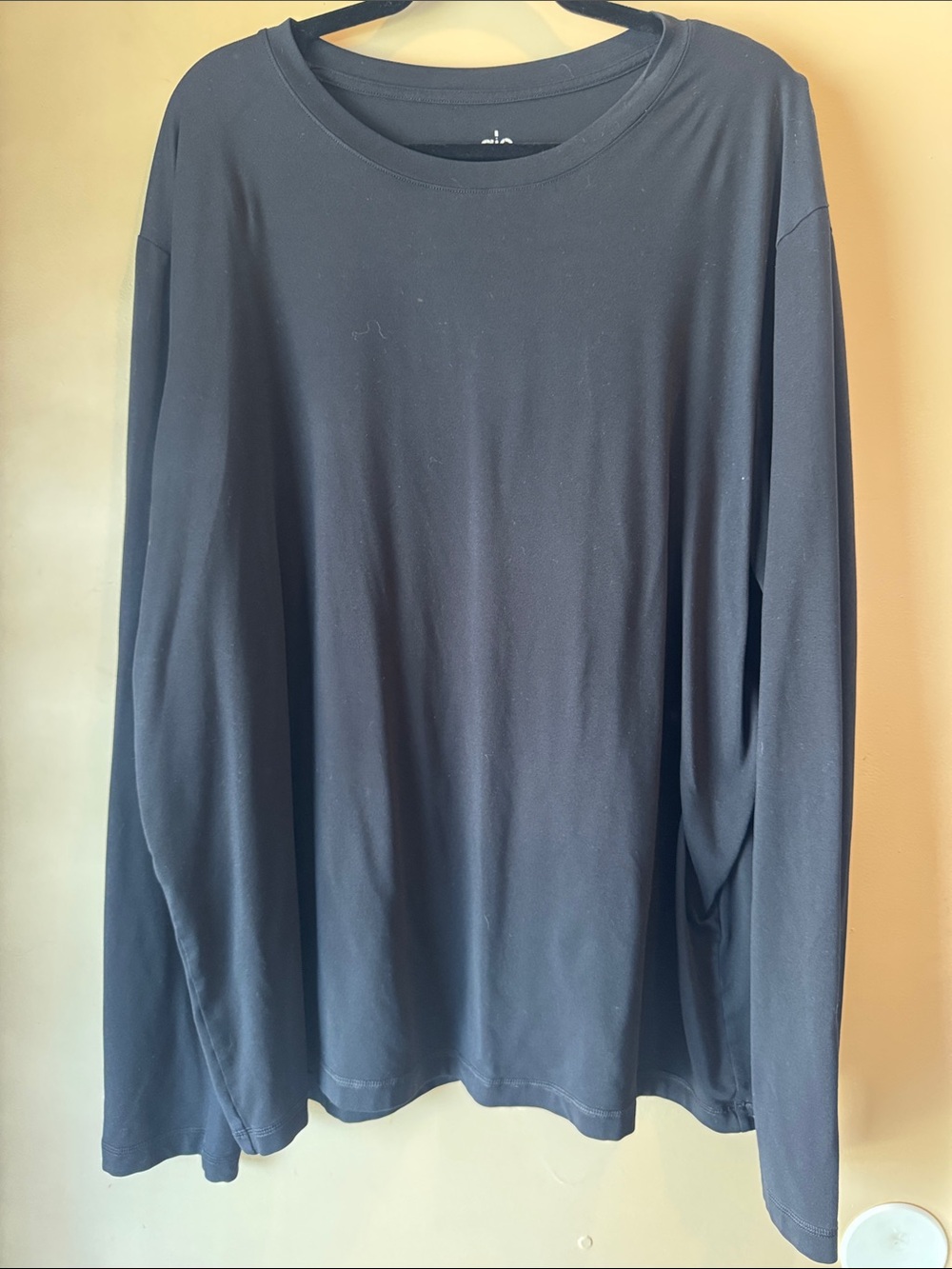 ALO Yoga Men's Long-Sleeve Crewneck Shirt in Black